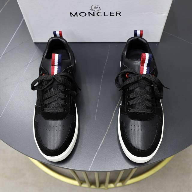 出厂价： Moncler 盟可睐 蒙口 -鞋面：品牌布匹拼接皮料车 -内里：舒适透气 -大底：原版轻便耐磨大底 -超高品控 做工精细：凸显 高端 贵气 档次 -